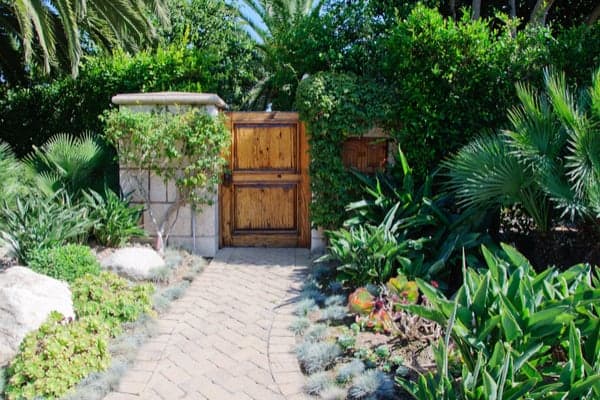 Beautiful Landscaping Ideas For Front and Backyards