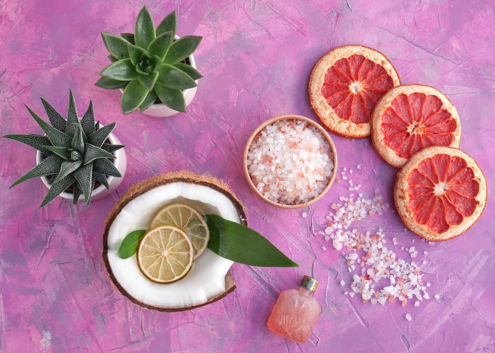 Coconut,oil,,pink,grapefruit,and,pink,spa,salt,on,pick