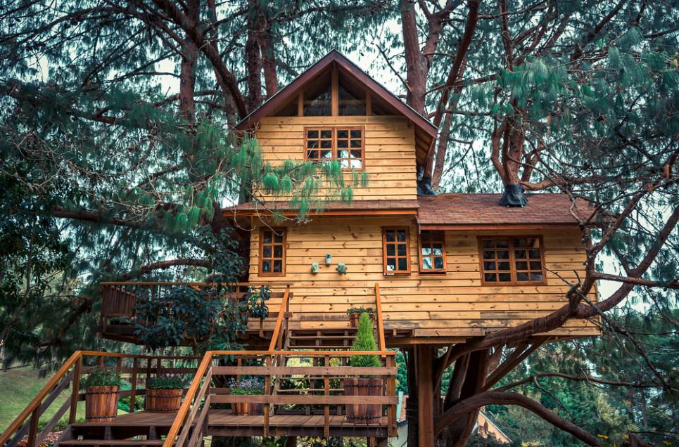 Fun and Creative Accessories for a Treehouse or Playground