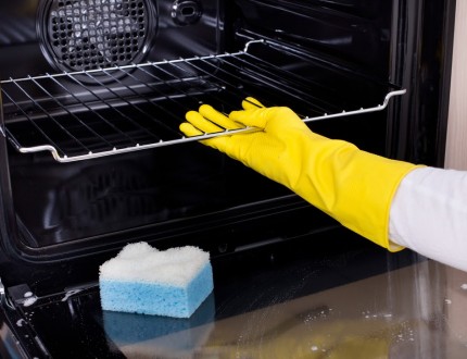 The Do’s and Don’ts of Properly Cleaning an Oven, the Heart of the Kitchen