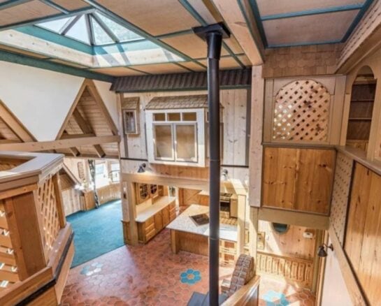 Ridiculous Photos Of Houses That Make Us Shake Our Heads In Disappointment