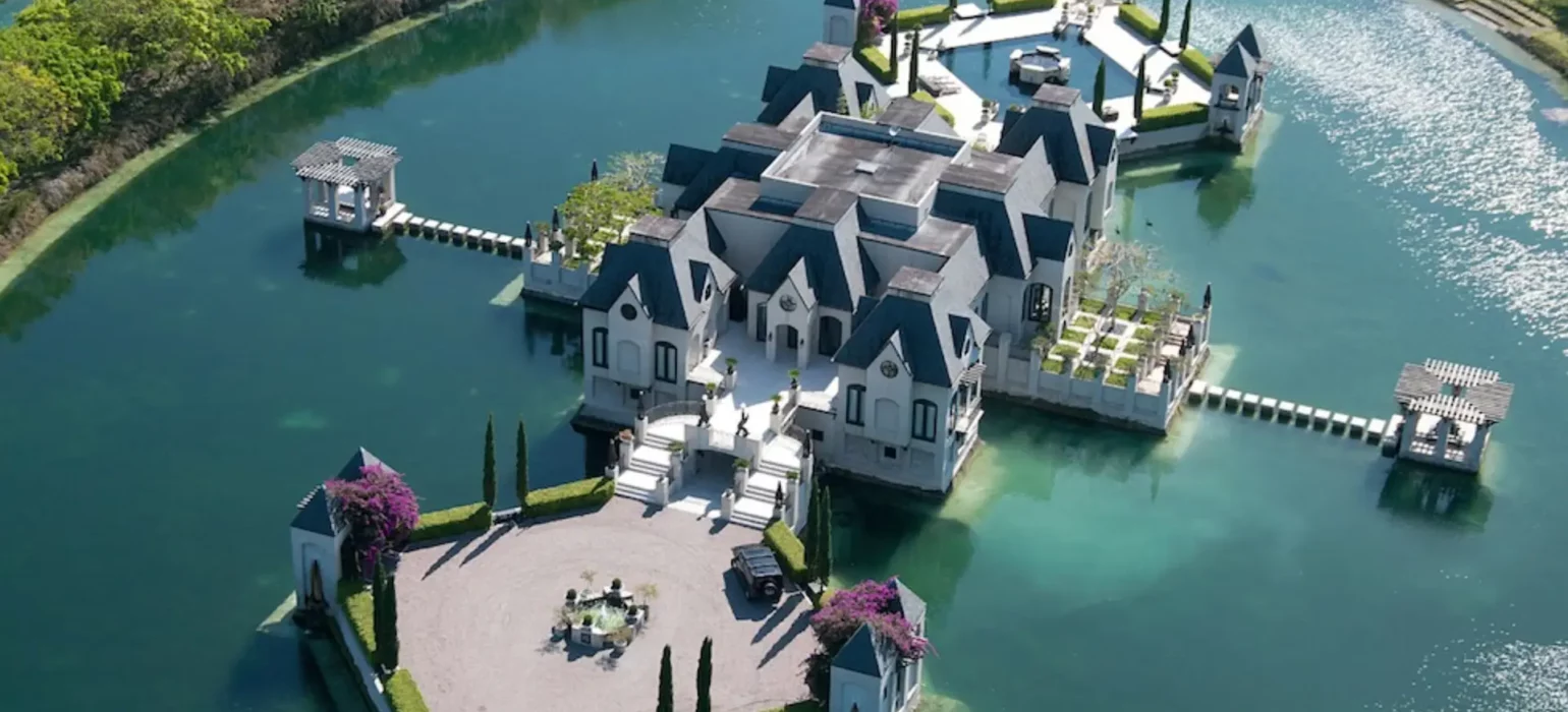 We Want to Retire in These Beautiful Homes Surrounded By Water
